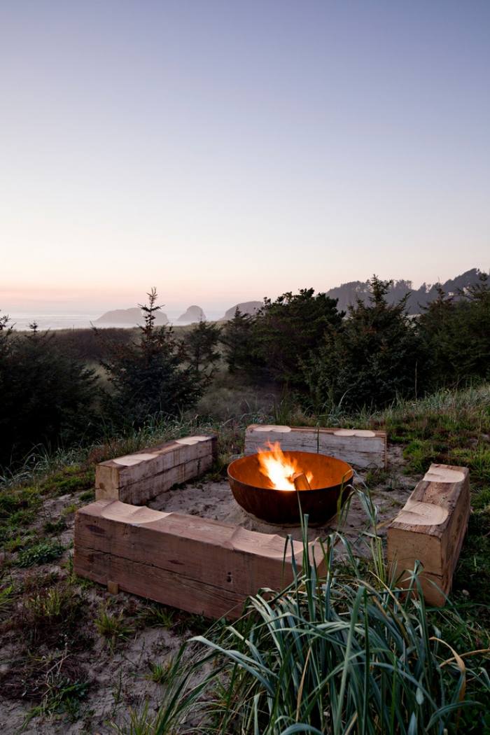 idéer-modern-trädgårdsdesign-eldskål-rostfritt stål-rustika-träbänkar