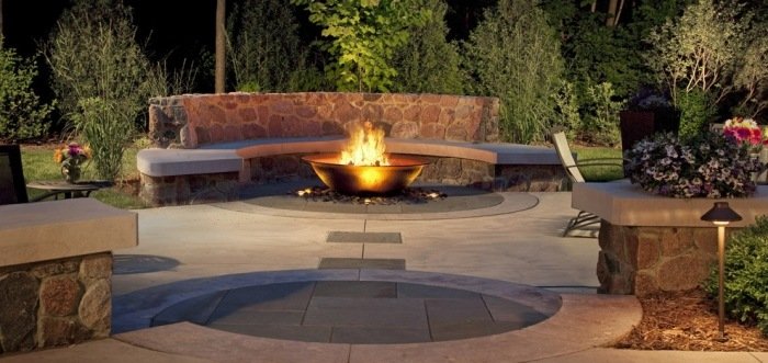 modern-trädgård-design-betong-bänk-med-ryggstöd-av-natur-sten-eld skål
