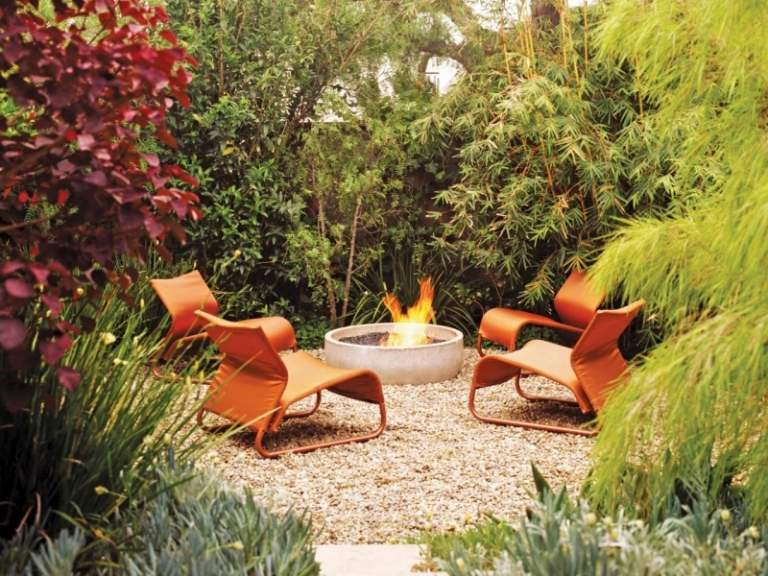 modern-trädgård-design-med-eld-skål-sittplatser-fåtölj-orange