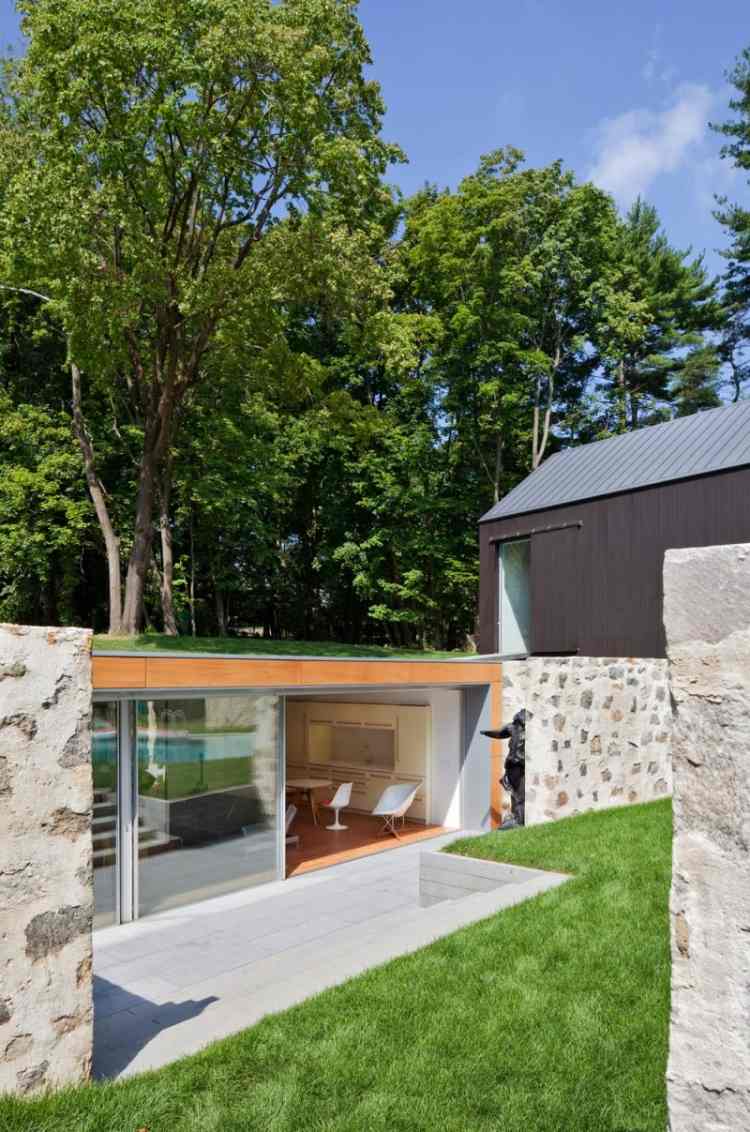 modern-trädgård-design-stenar-trädgård-idéer-gräsmatta-natursten-vägg-platt-tak