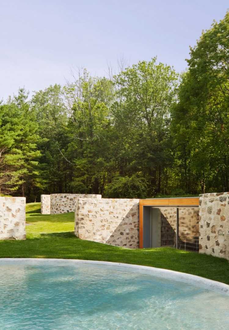 modern-trädgård-design-stenar-trädgård-idéer-natursten-pool-gräsmatta-skog