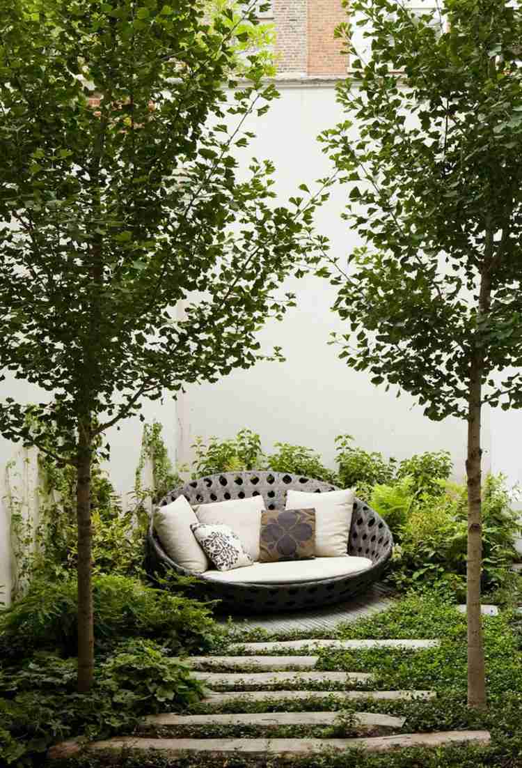 modern-trädgård-design-med-stenar-trädgård-stig-idé-sten-plattor-lång-lounge-daybed