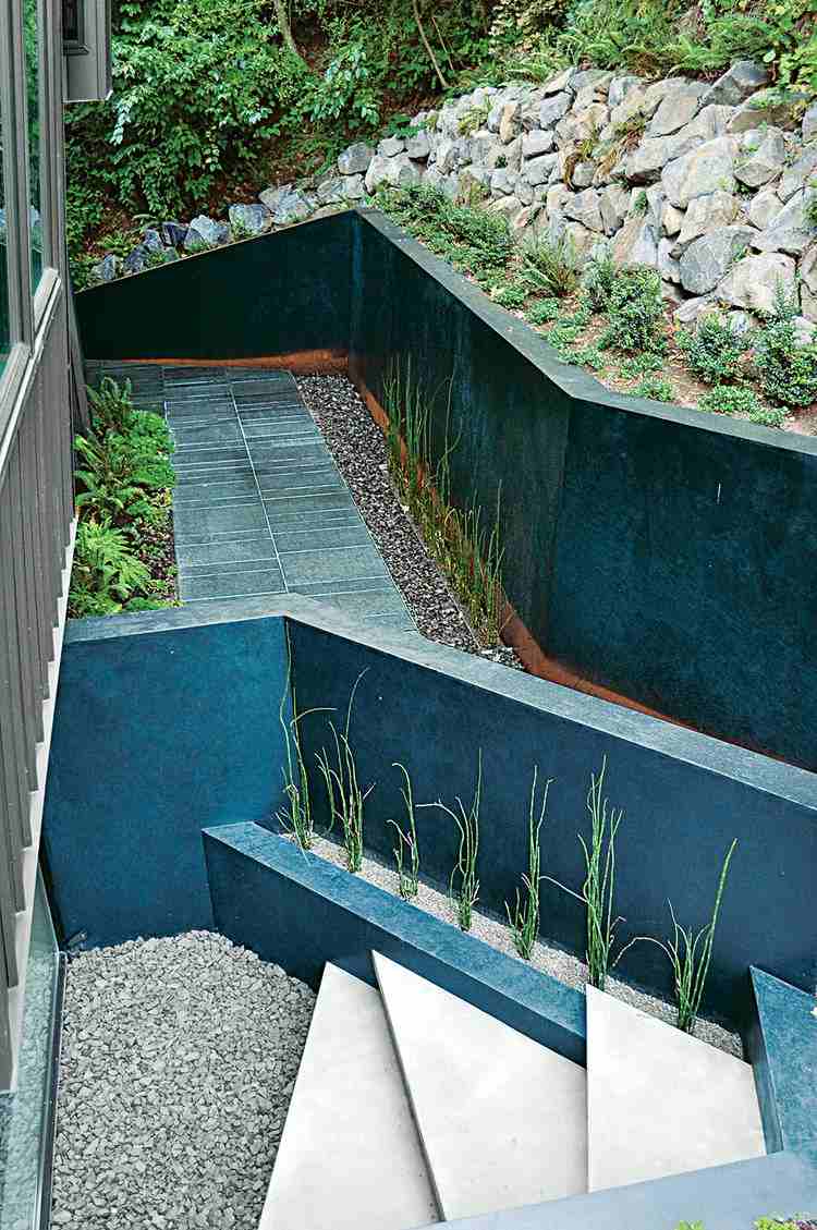modern-trädgård-design-stenar-betong-blå-minimalistisk-grustrappor-steg-abstrakt