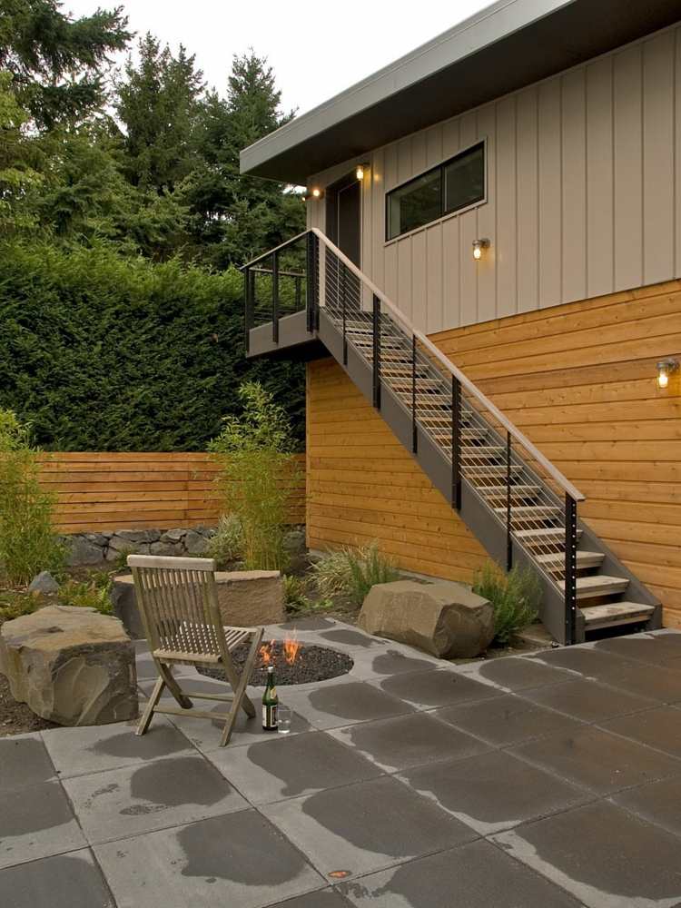 modern-trädgård-design-sten-säten-idé-öppen spis-deco-grus-trä-fasad