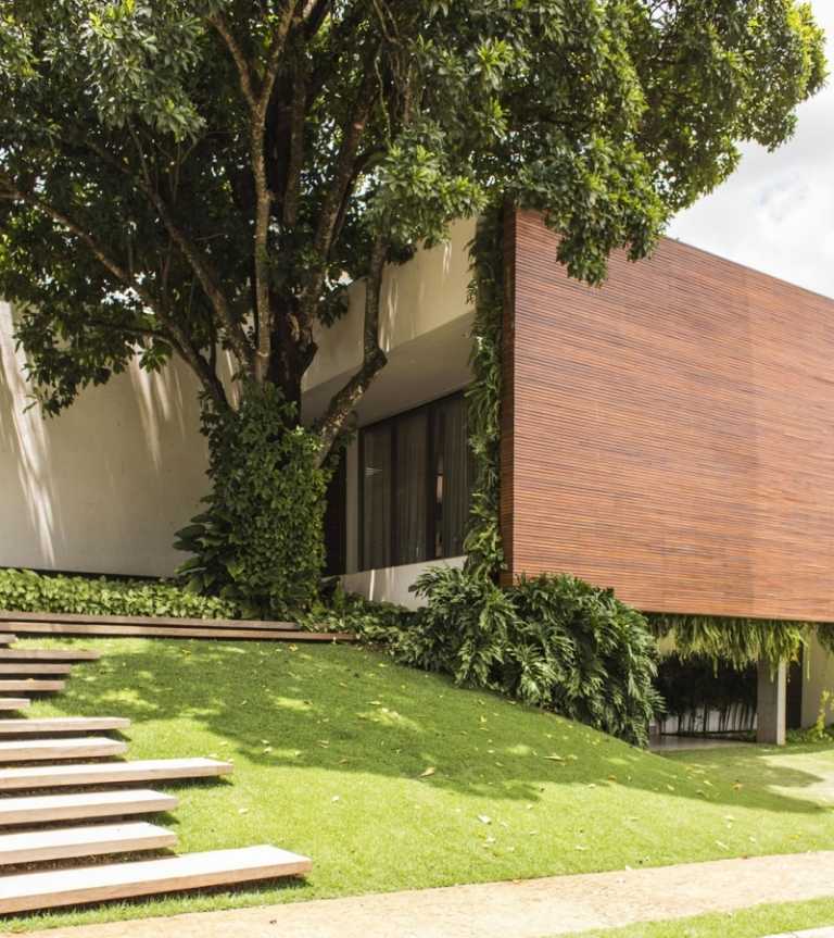 Modern trädgård design-trä fasad-hus-entré-trappor-gräsmatta-träd-buskar