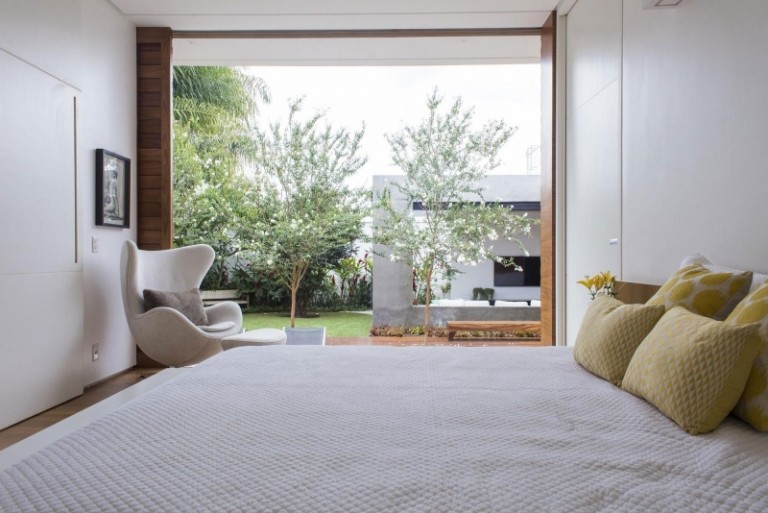 Modern-trädgård design-trä fasad-sovrum-fönster-vägg-säng-kudde-fåtölj-view