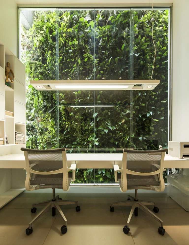 modern-trädgård-design-träfasad-kontor-arbetsplats-kontorsstol-fönster-växter-grön-lampa-bord