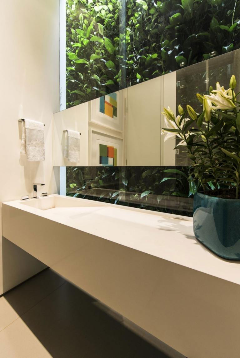 modern-trädgård design-trä fasad-glas-fronter-badrum-spegel-fåfänga-vese-beslag-vit