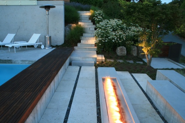 Moderna trädgårdsdesignidéer pool öppen spis betong Ambleside