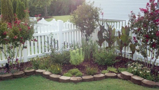 Trädgård-idéer-vitt-staket-och-växter-rabatt