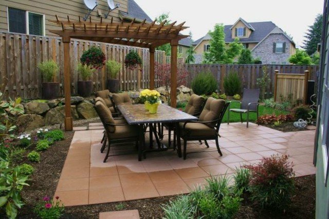 Kakel-i-trädgården-matbord-med-stoppade-stolar-trädgård idé