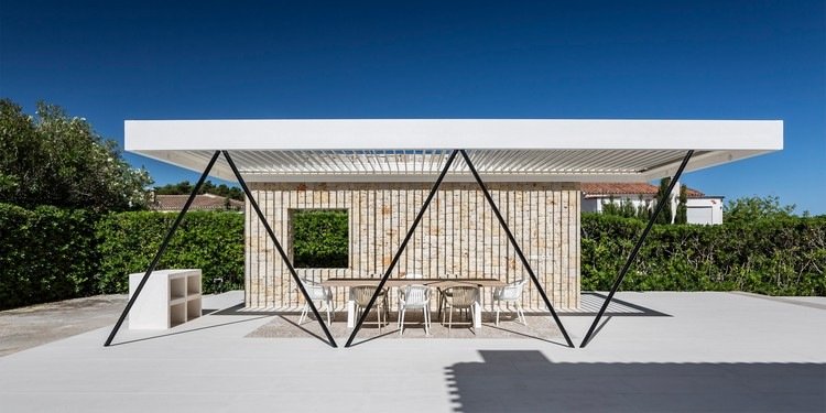 modern lusthus bioklimatisk pergola vit svart stålkonstruktion