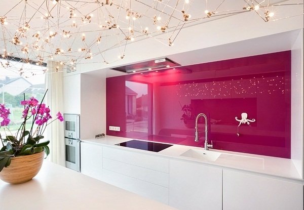 Inbyggt kök blankt kök bakvägg rosa motiv