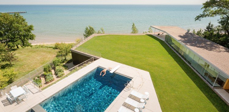 modernt glas-terrass-trädgård-pool-hav-gräsmatta