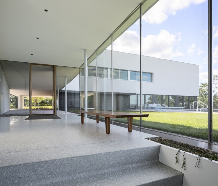 modernt glas-front-bauhaus-hus-trädgård-gräsmatta-betonggolv