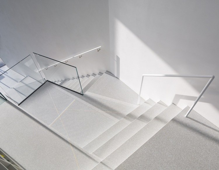 modernt-glas-fram-trappor-betong-ljus-grå-ljus-glas räcke