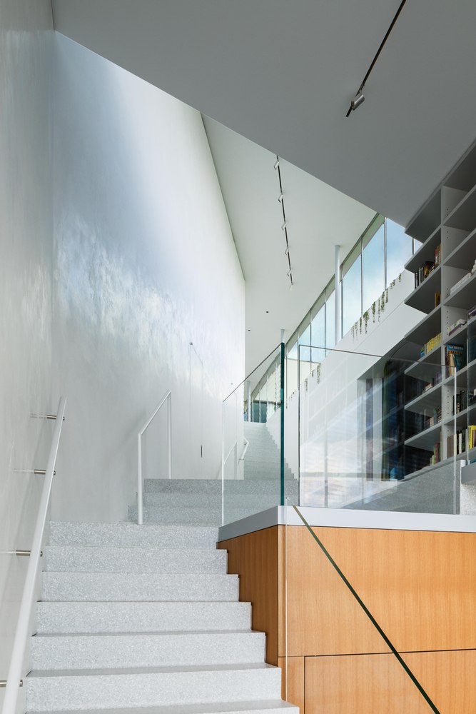 modernt-glas-fram-trappor-betong-glas räcke-slätt-grå