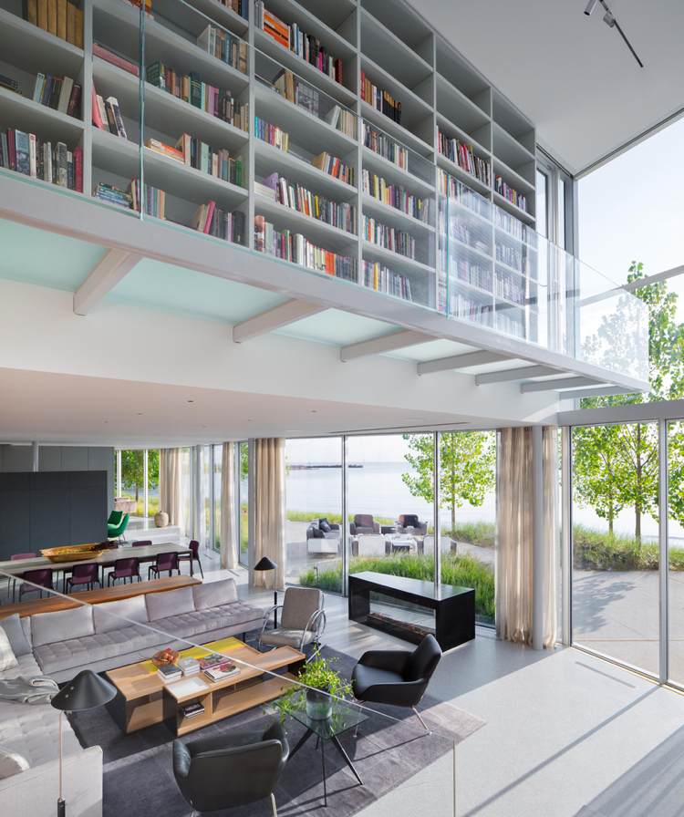 modernt-glas-vardagsrum-bibliotek-glasräcke-trädgård