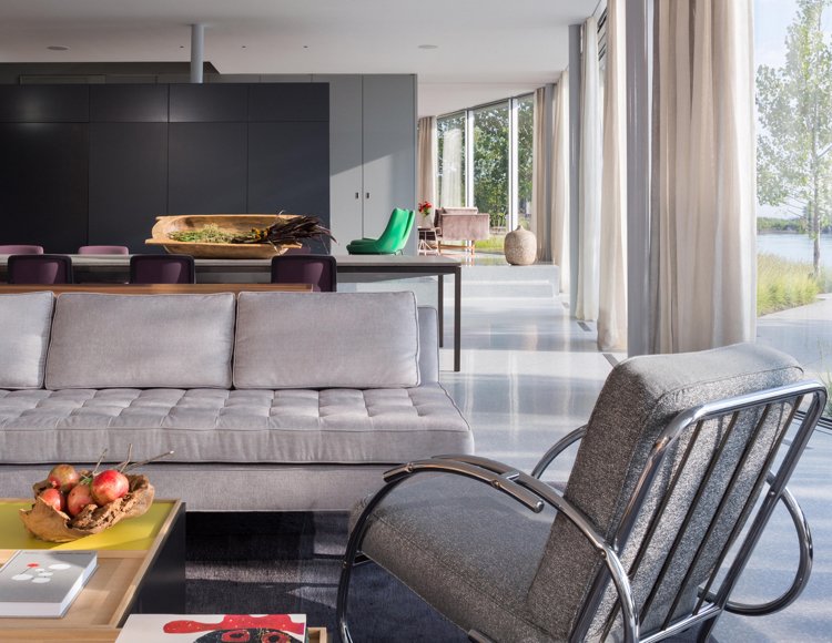 modernt-glas-vardagsrum-stoppade-möbler-pastellfärger-grå-ljus