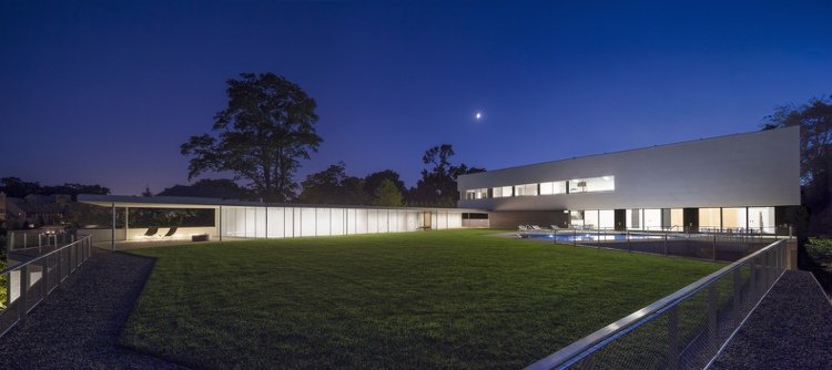 Modernt glas fram-hus-platt tak-trädgård-terrass-vy