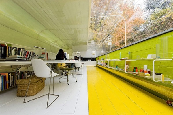 Selgas Cano med en cool kontorsdesign panoramafönster gul vägg