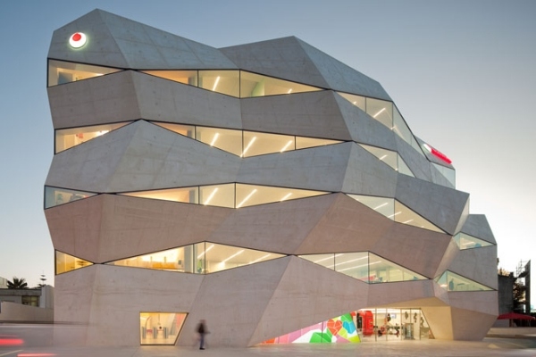Vodafones kontorsbyggnad Portugal asymmetrisk fasad