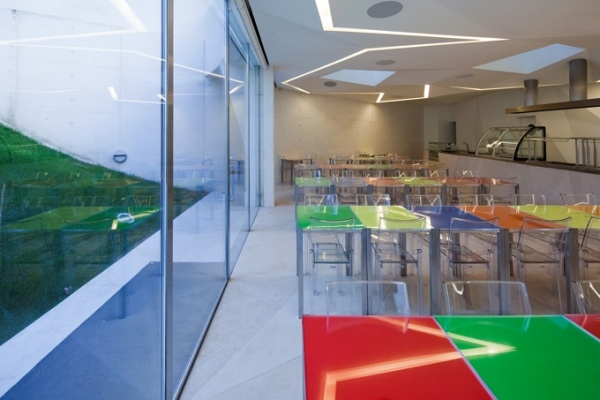 Vodafone office portugal cafeteria glasfasad färgglada bord akrylstolar