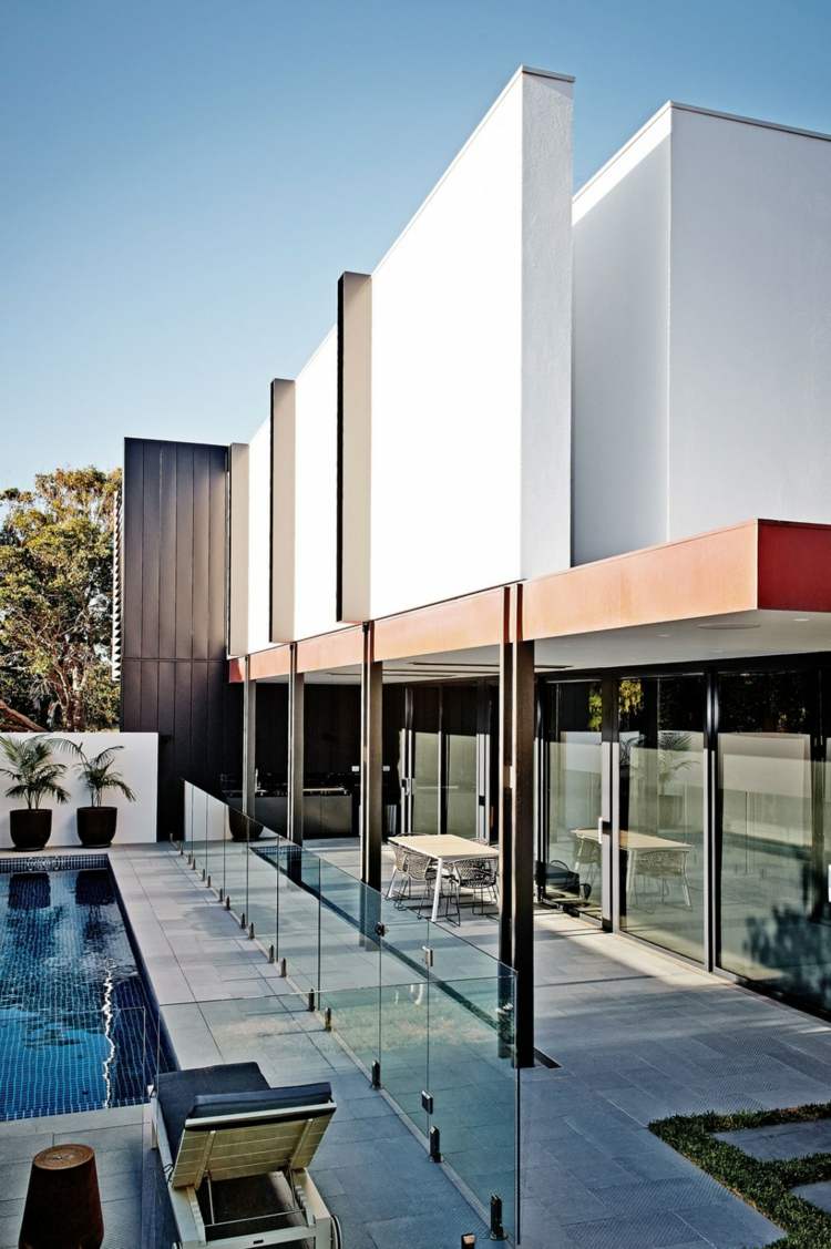 modernt hus design uteplats pool glasräcke