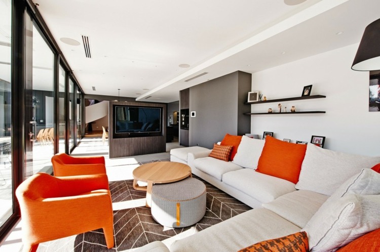 vardagsrumsdesign vit orange soffa kuddar
