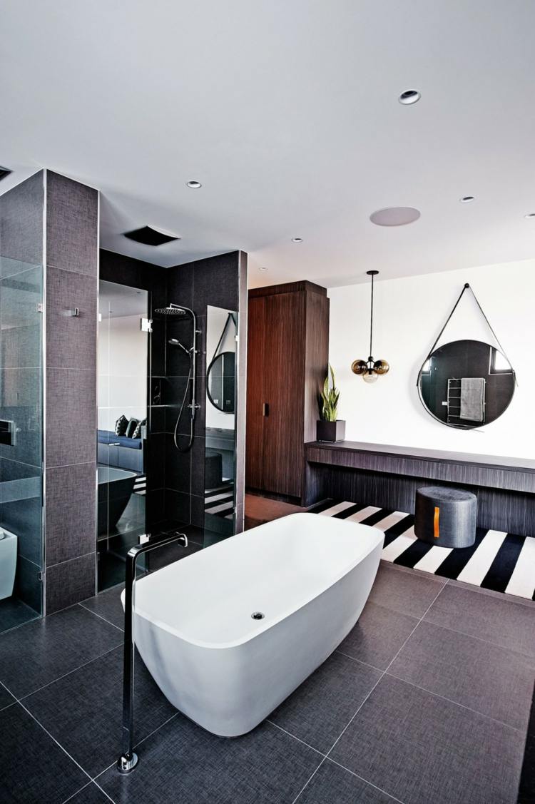 badrum sovrum fristående badkar design idé ränder grå