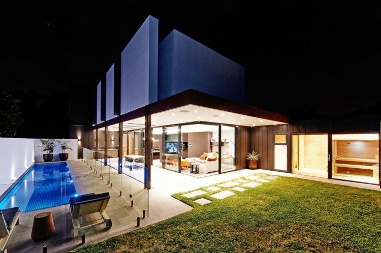 belysning terrass pool gräsmatta modernt hus design