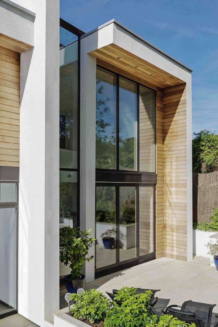 Modernt hus fasad träbeklädnad-cederträ inglasning