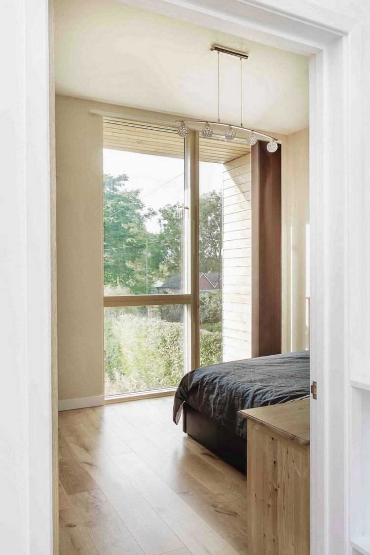 interiör-sovrum-trämöbler-trägolv-stort fönster