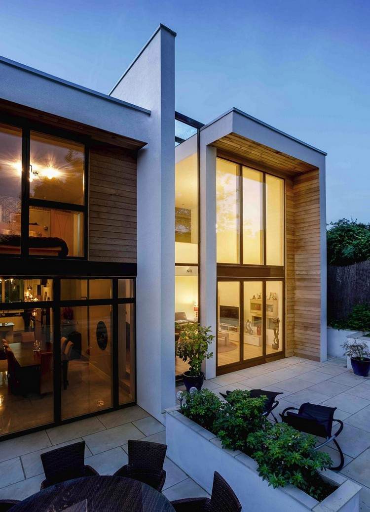 modernt hus-fasad-fönster-belysning-trädgård-utemöbler