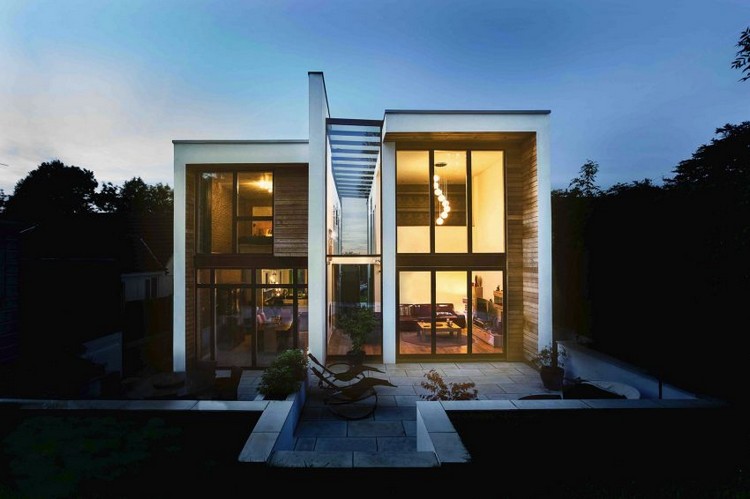 modernt hus-fasad-inglasning-trä-paneler-trädgård-uteplats