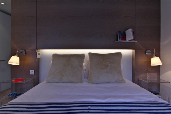modernt sovrum päls kudde trä vägg sänggavel