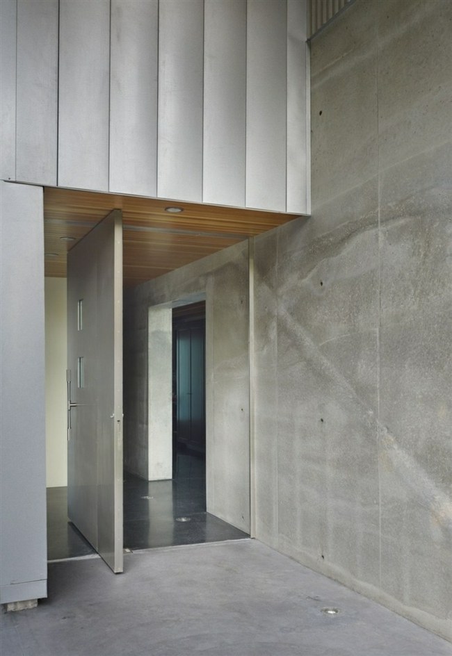 Massivt hus minimalistisk roterande dörr modern