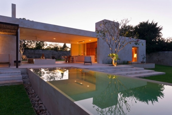 modernt hus i yucatan mexico trädgårdspool