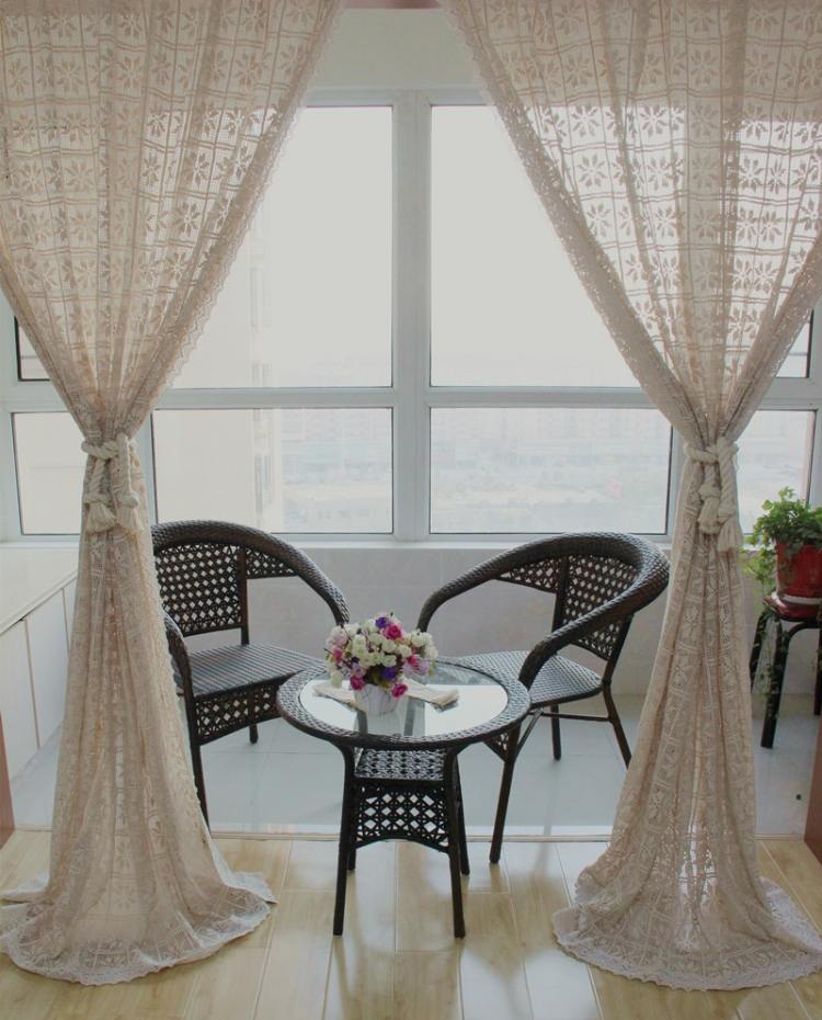 virkade gardiner-modern-romantisk-lång-balkong-inuti-soffbord-trädgårdsmöbler