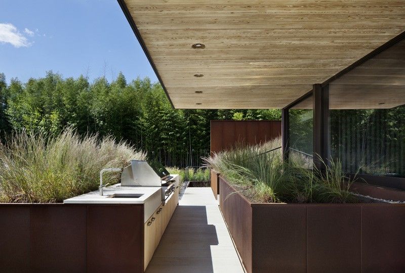 Modern träfasad -Utomhus-kök-corten stål-torka-älskande-växter-trädgård