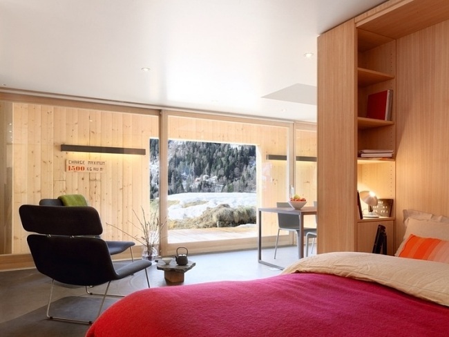 sovrum skjutdörr ombyggd modern trästuga i Schweiz