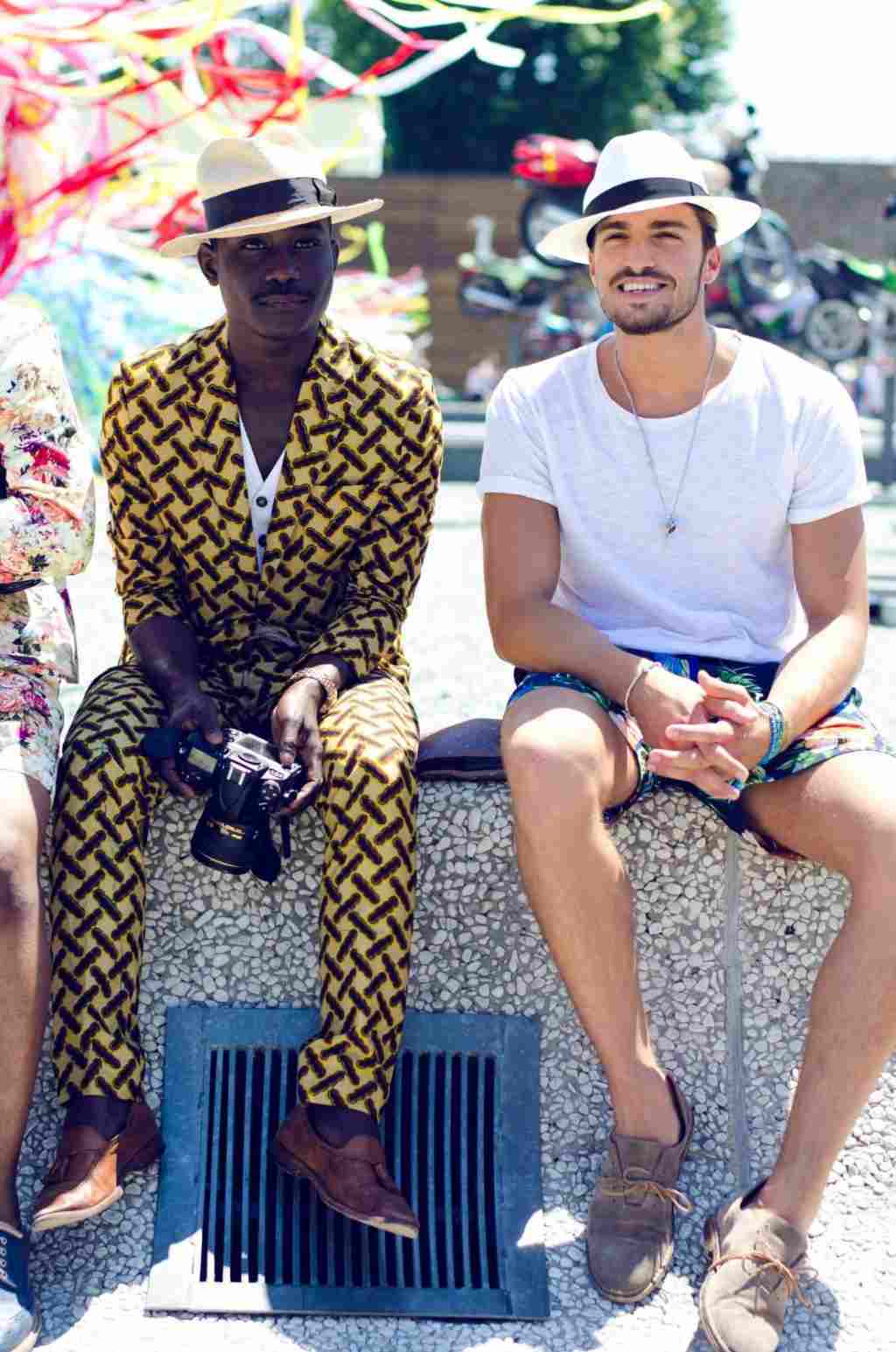 färgglada sommarfärger är modetrenden med vardagskläder och hattar för män som fedora och panamahattar