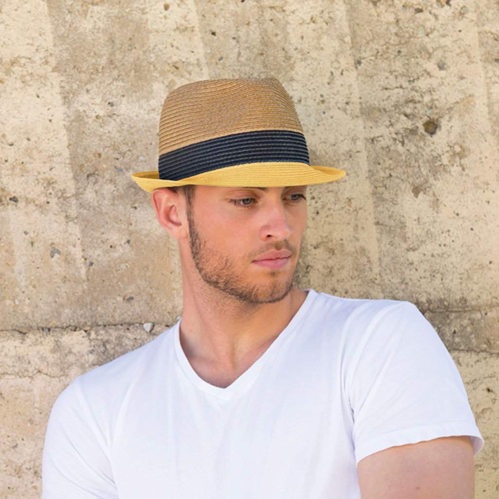 Fedora hattar bärs som ett modernt tillbehör för män på sommaren, gjorda av halm