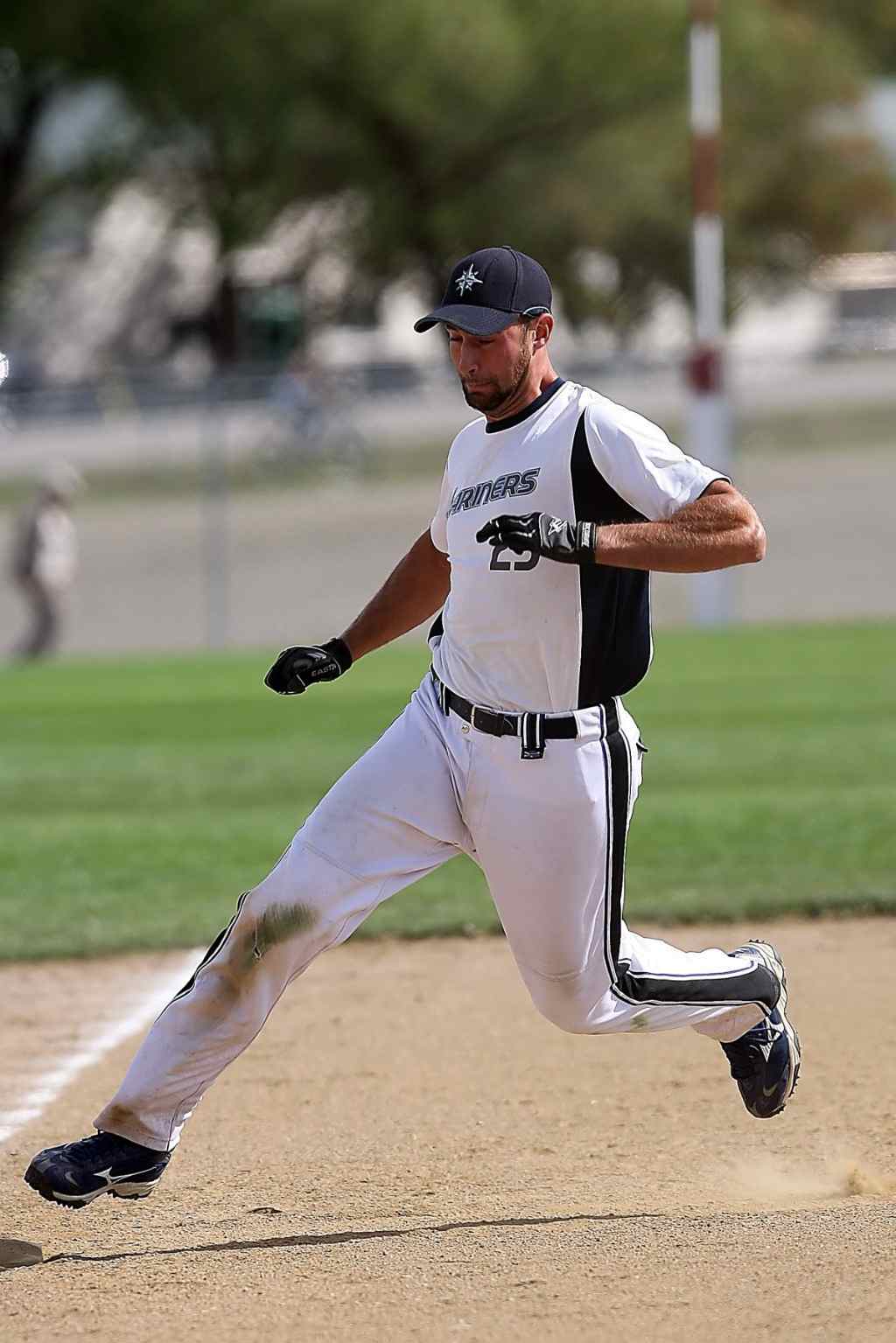 idrottsman bär basebollkeps med vita sportkläder på idrottsplanen