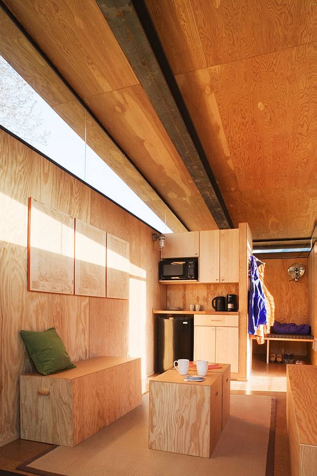 Bungalow inredning design trä väggbeklädnad kök skåp säng byggd i hydda