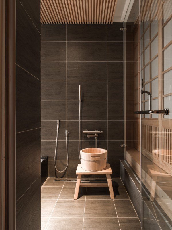 minimalistisk badrum modern lägenhet japansk inredning arkitekturkakel