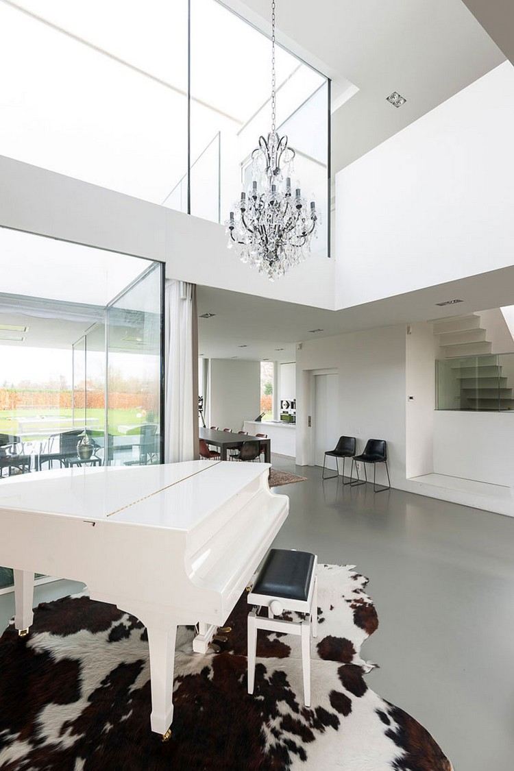 modern-interiör-design-enfamiljshus-stort-fönster-vit-piano-kohudsmatta