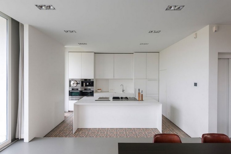 modern-interiör-design-enfamiljshus-vitt-kök-ö-golv-kakel-mönster