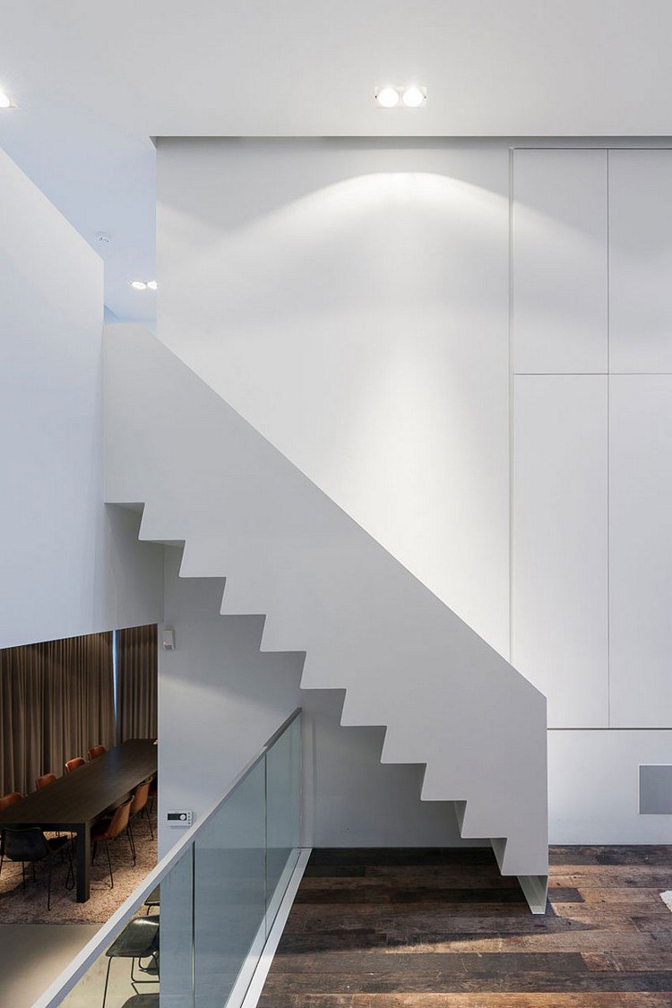 modern-interiör-design-enfamiljshus-korridor-trägolv-trappor-glasräcke