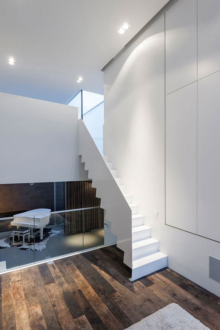 modern-interiör-design-enfamiljshus-trappor-iögonfallande-design-trä-planka-golv